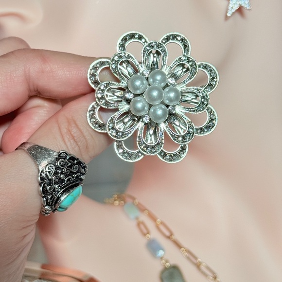 ⚜️ Elegant Silver and Pearl Flower Brooch - Picture 4 of 6